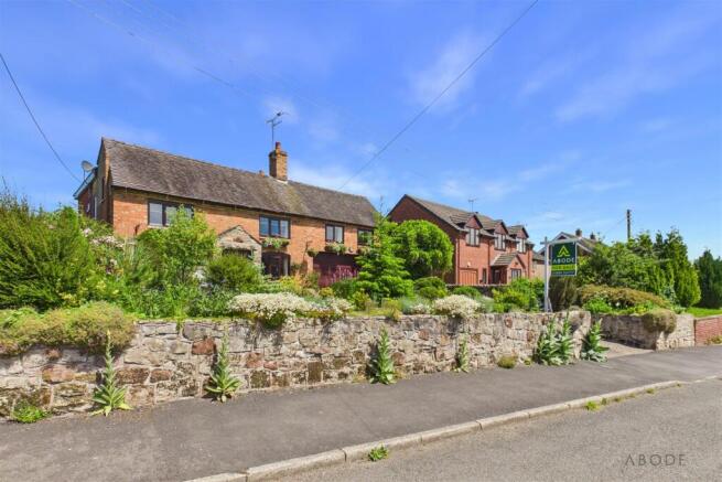 4 bed property, in Marlpit Lane, £450,000