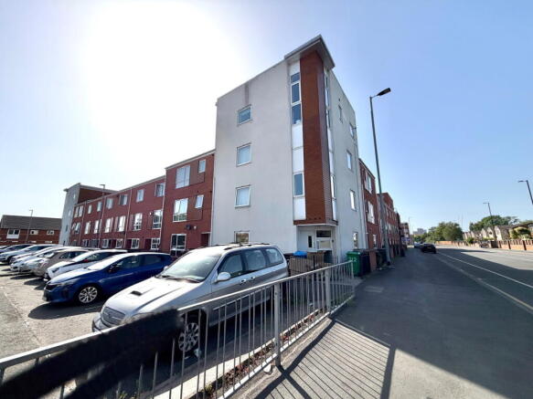 2 bed property, in Stockport Road, £170,000