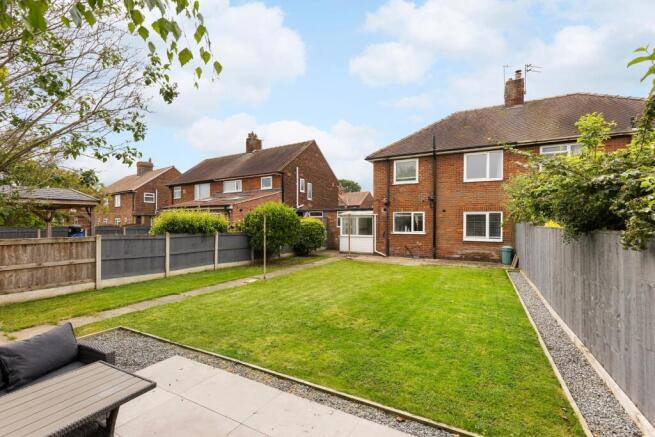 3 bed property, in Whincroft Avenue, £210,000
