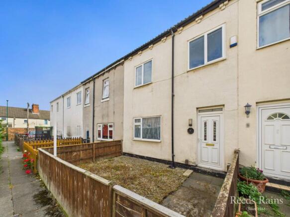 2 bed property, in Dundas Street, £70,000