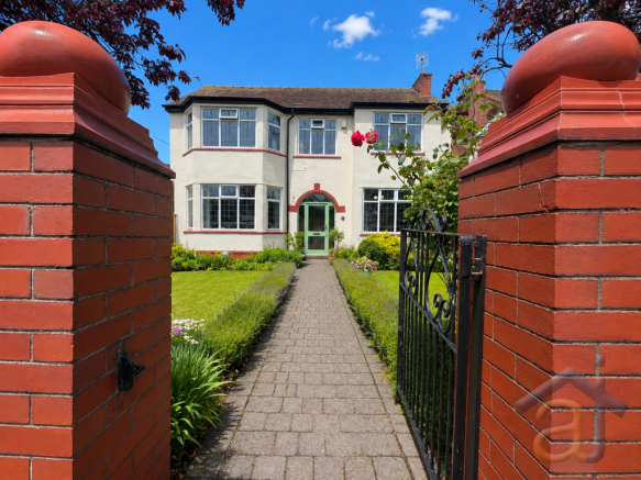 4 bed property, in Griffiths Drive, £450,000