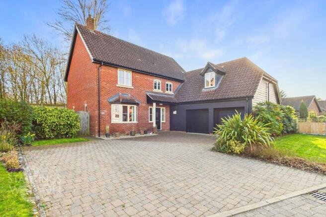 5 bed property, in Hunts Mead, £625,000
