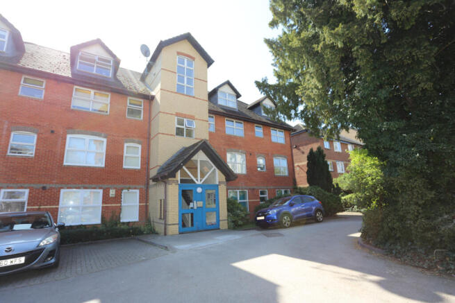 2 bed property, in Muirfield Close, £165,000
