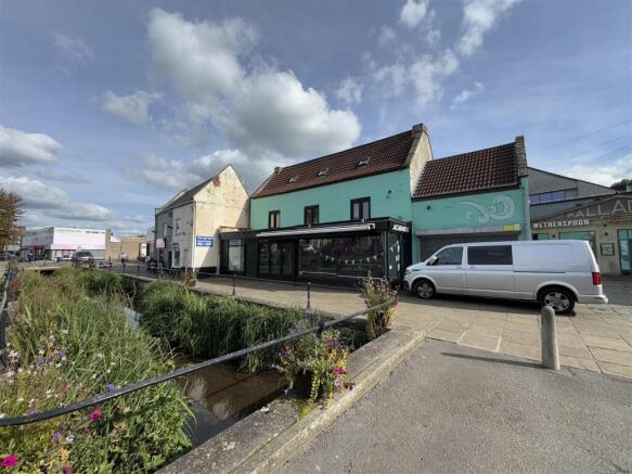1 bed property, in High Street, £149,950