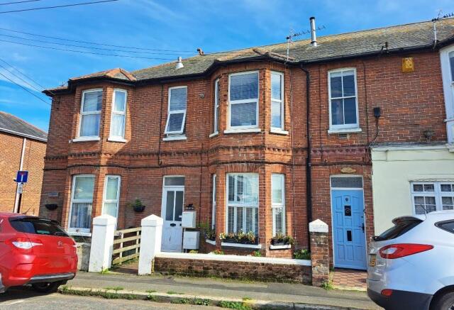 2 bed property, in Lower Green Road, £235,000
