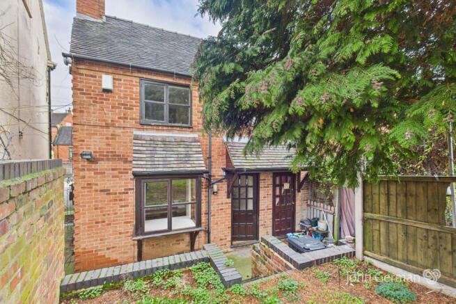 2 bed property, in Silver Street, £135,000