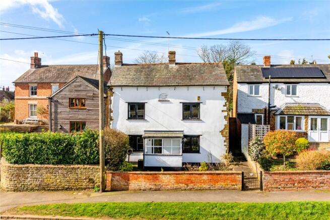 3 bed property, in Quinbury End, £280,000