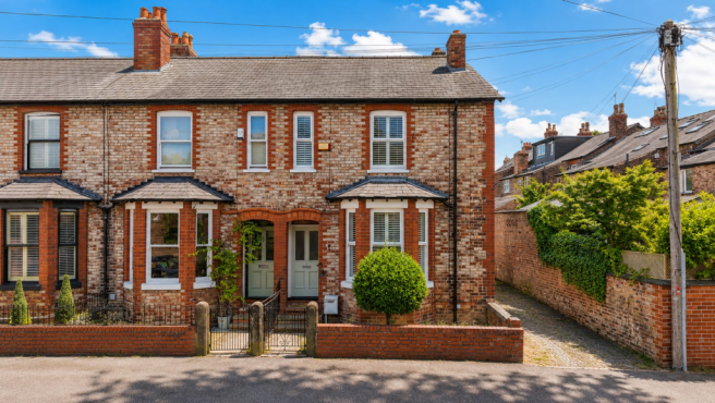 2 bed property, in Lilac Road, £495,000