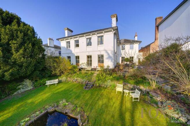 4 bed property, in Lansdowne Cresent, £600,000