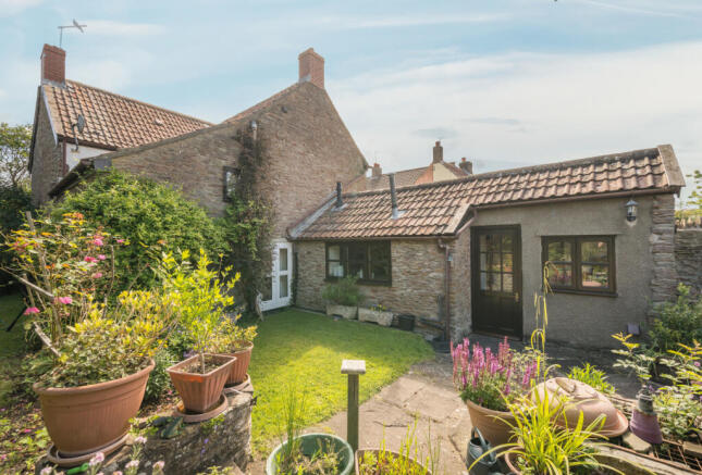 3 bed property, in Watleys End Road, £500,000