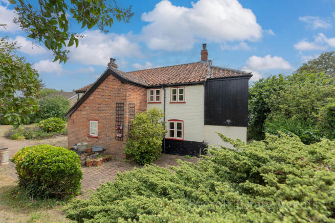 4 bed property, in Hidden Cottage Nestled In Enchanting, £495,000