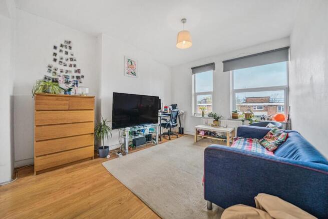 1 bed property, in Garratt Lane, £240,000