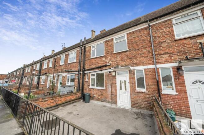 3 bed property, in Kingshill Avenue, £265,000
