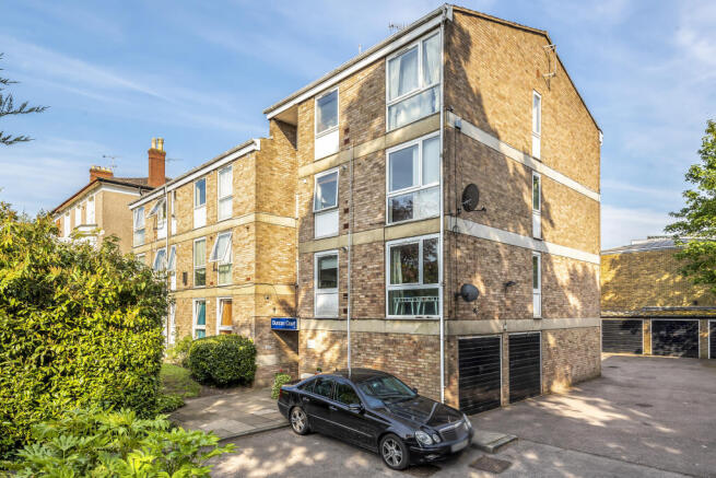 2 bed property, in Nether Street, £350,000