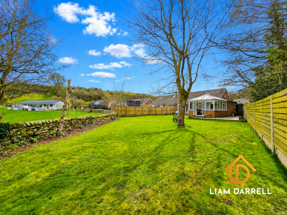 2 bed property, in Littlemoor Close, £260,000