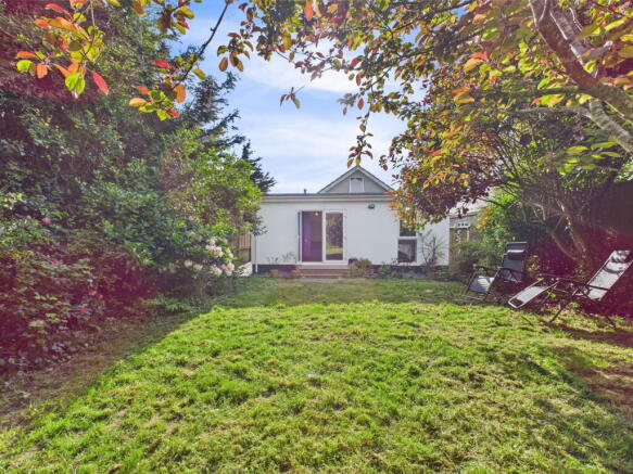5 bed property, in Lower Broad Lane, £425,000