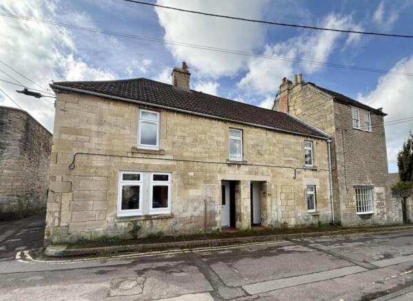 4 bed property, in St. Margarets Hill, £330,000