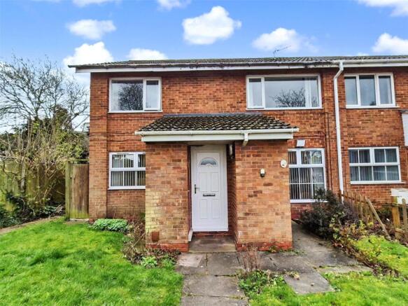 2 bed property, in Woodway Lane, £100,000