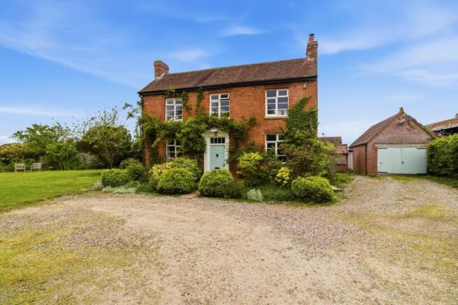 4 bed property, in Monkwood Green, £695,000