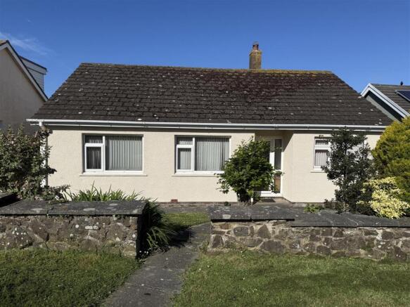 3 bed property, in Croft Road, £265,000