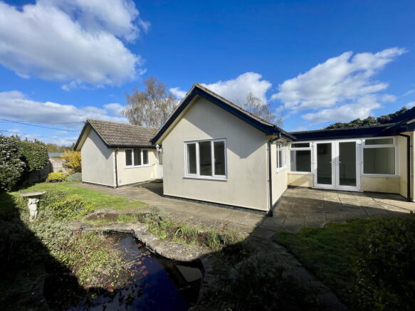 2 bed property, in Benhall, £365,000