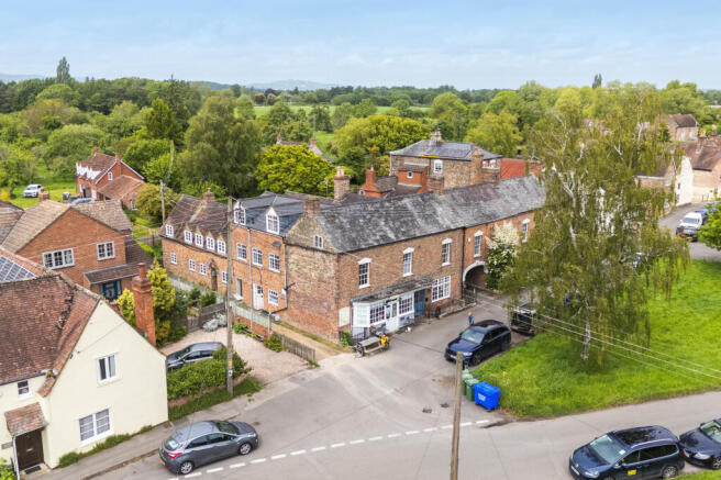 7 bed property, in The Green, £850,000