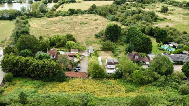 6 bed property, in Honeypot Lane, £900,000