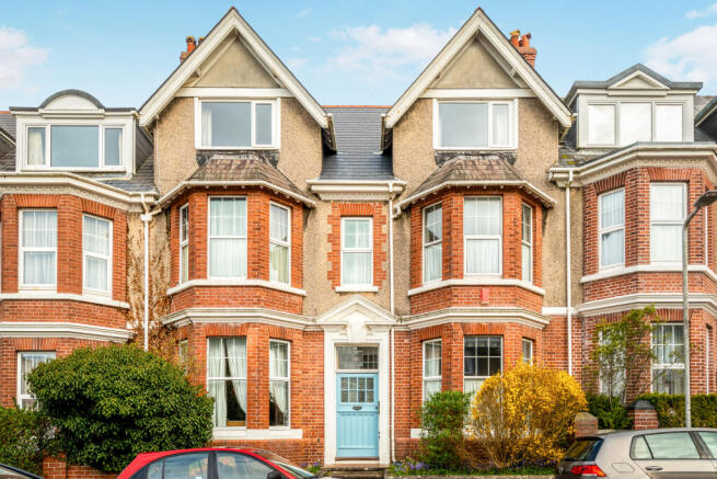 1 bed property, in Thornhill Road, £180,000
