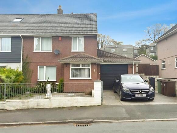 3 bed property, in Hele Gardens, £320,000