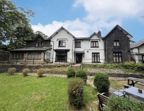 43 bed property, in Haulgh Cottage, £1,250,000