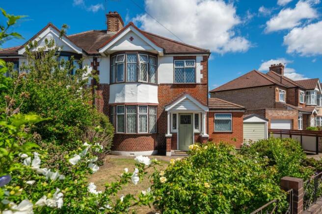3 bed property, in Northumberland Avenue, £735,000
