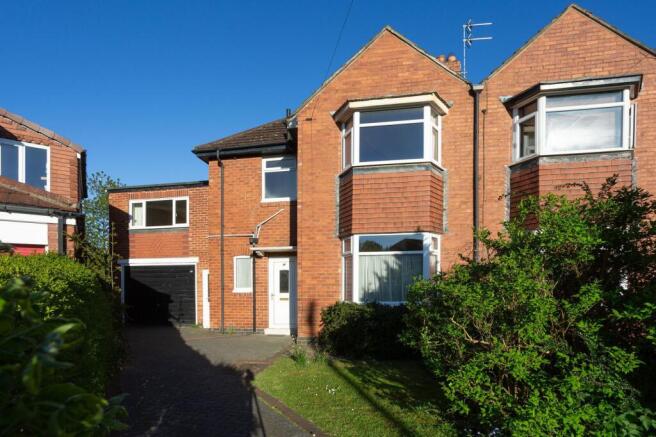 4 bed property, in Irwin Avenue, £275,000