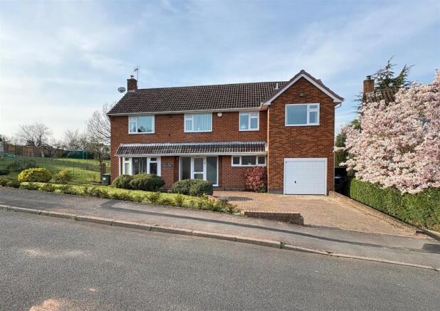 4 bed property, in Tanglewood, £615,000