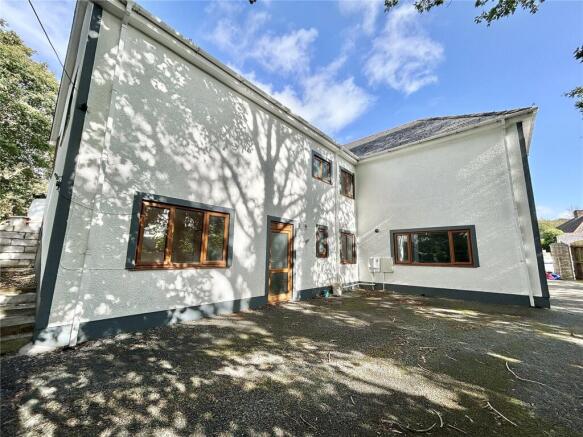 8 bed property, in Castle Hall Drive, £425,000