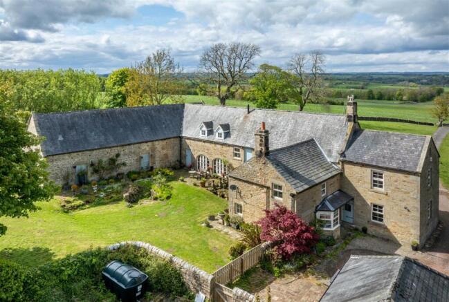 5 bed property, in Parkhead Farm, £850,000