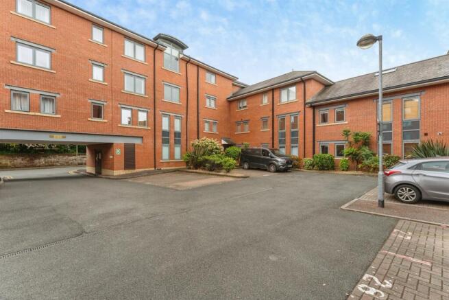 1 bed property, in New Crane Street, £180,000