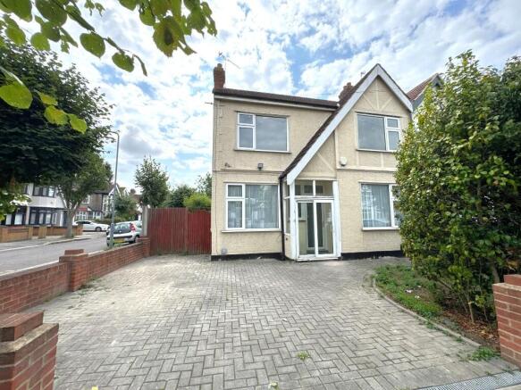 3 bed property, in Coniston Gardens, £595,000
