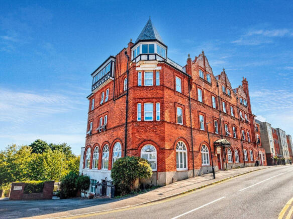 1 bed property, in Norwich Avenue West, £93,000