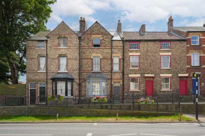 4 bed property, in Commercial Street, £325,000