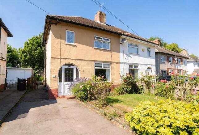 3 bed property, in Chevinedge Crescent, £160,000