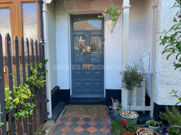 2 bed property, in Albemarle Gardens, £465,000