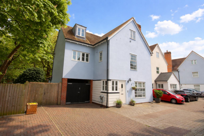 5 bed property, in Mulberry Gardens, £650,000