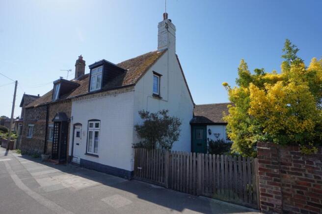 2 bed property, in Canterbury Road, £360,000