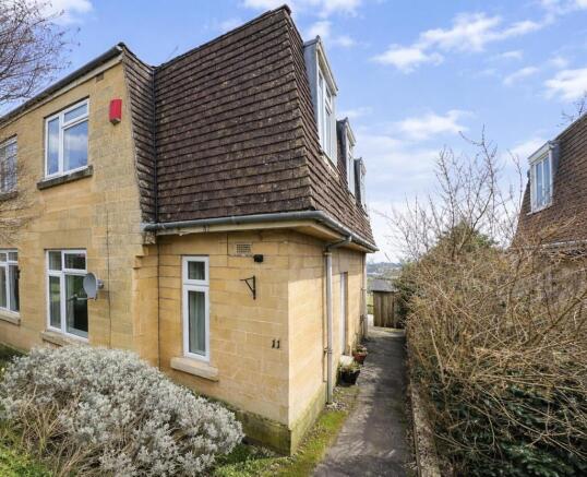 3 bed property, in 11 North View Close, £275,000
