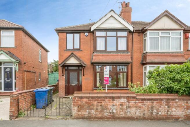3 bed property, in Oversley Road, £160,000