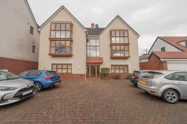1 bed property, in Highfield Road, £122,000