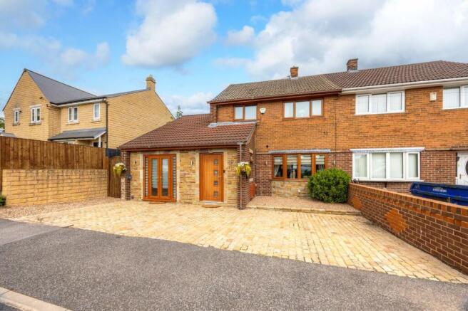 4 bed property, in Garden House Close, £260,000