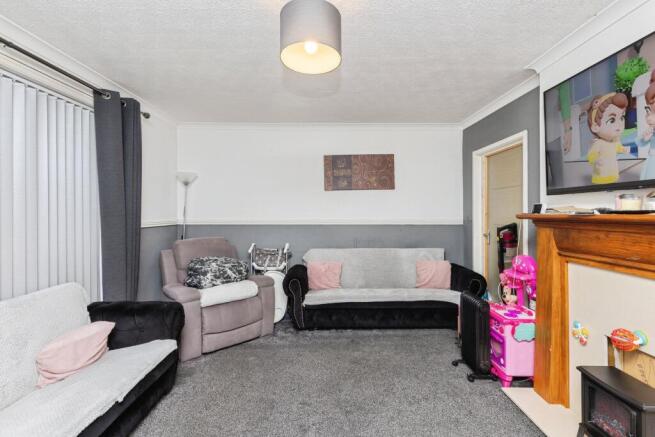 2 bed property, in Ingrow Lane, £140,000