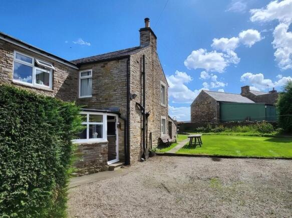 5 bed property, in Merryknowe, £450,000