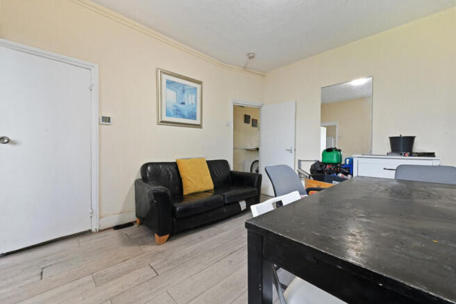 4 bed property, in Wells House Road, £675,000